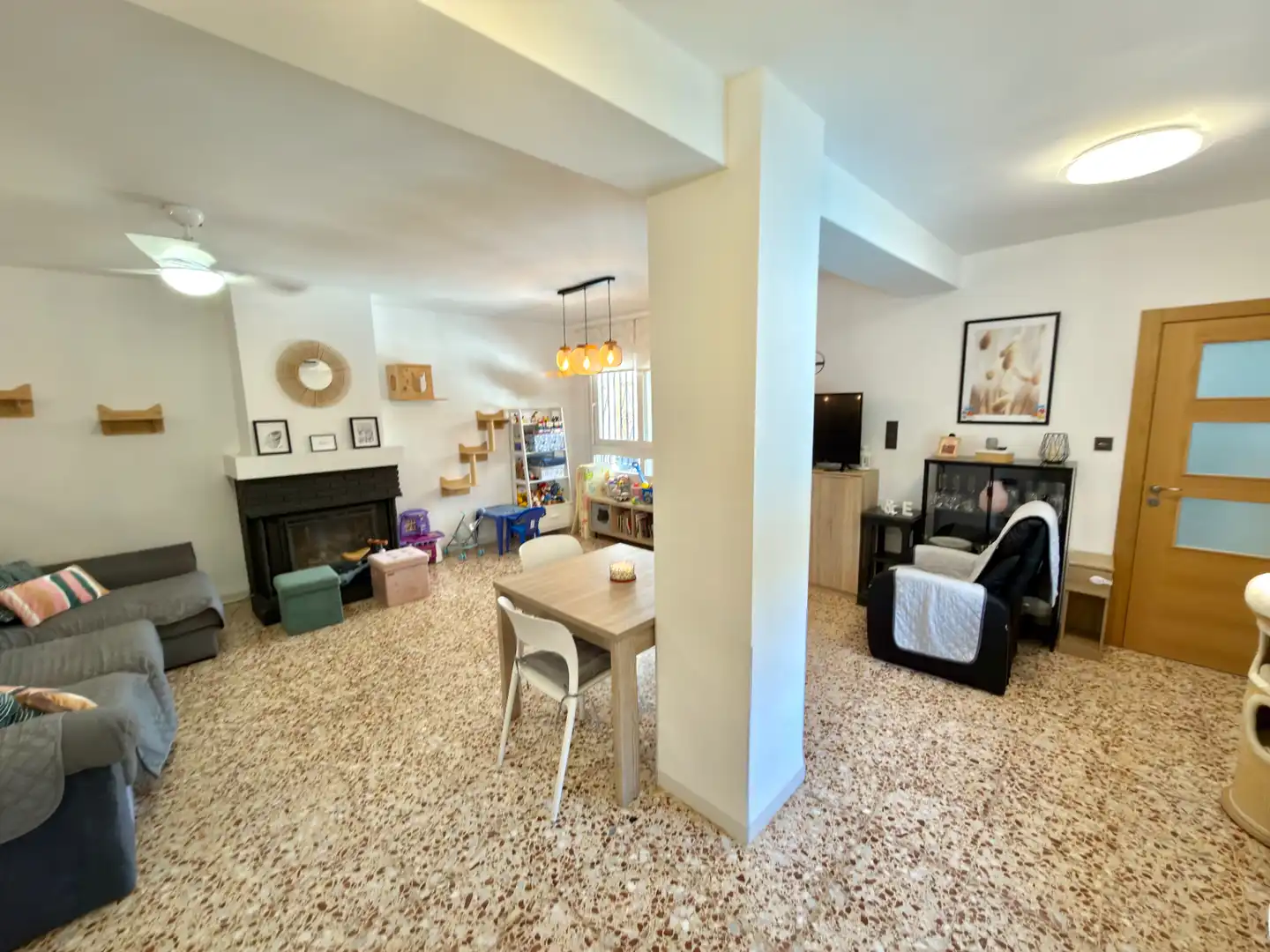 Sala d'estar de Casa o xalet en venda en Chiva amb Aire condicionat, Jardí privat i Terrassa