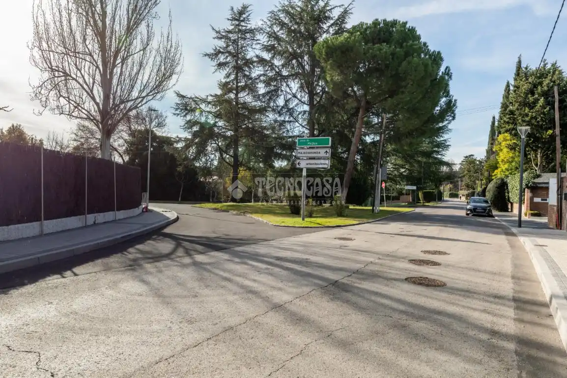 Vista exterior de Casa o chalet en venta en Las Rozas de Madrid con Jardín privado y Piscina