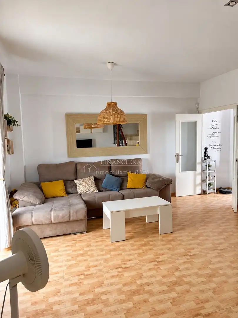 Sala d'estar de Casa o xalet en venda en Oromana 