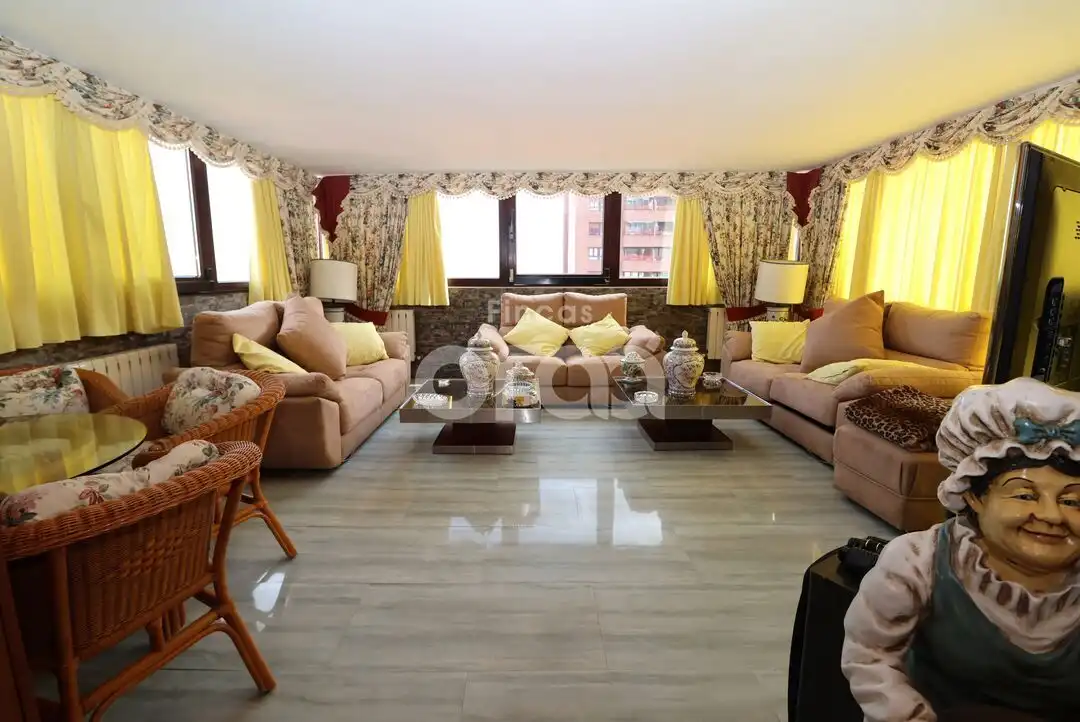 Sala de estar de Ático en venta en Santurtzi  con Calefacción, Terraza y Amueblado