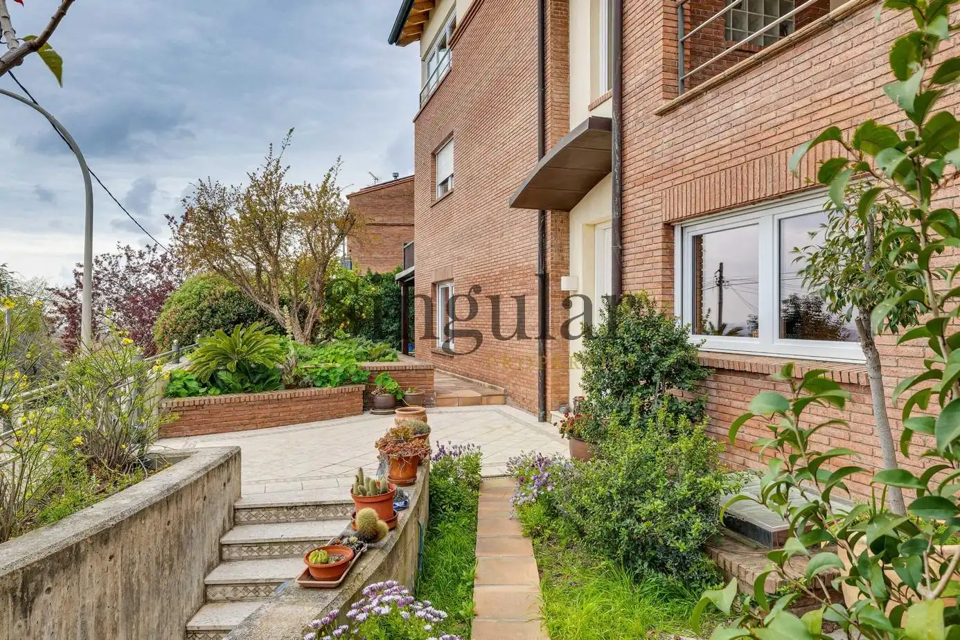 Vista exterior de Casa o xalet en venda en Esplugues de Llobregat amb Calefacció, Piscina i Jacuzzi