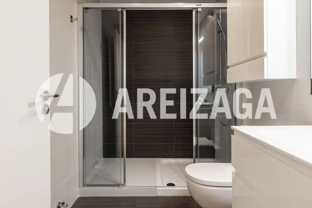 Baño de Piso en venta en Donostia - San Sebastián  con Calefacción, Terraza y Trastero
