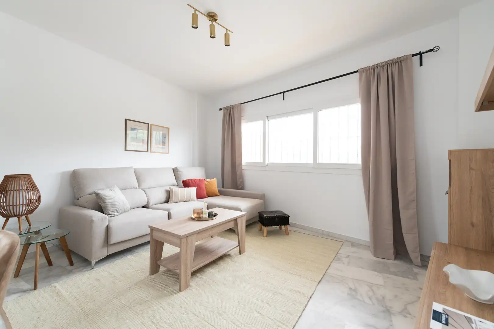 Living room of Flat for sale in Estepona  with Furnished