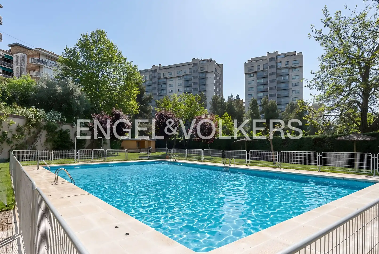 Piscina de Piso en venta en  Madrid Capital con Calefacción, Parquet y Terraza