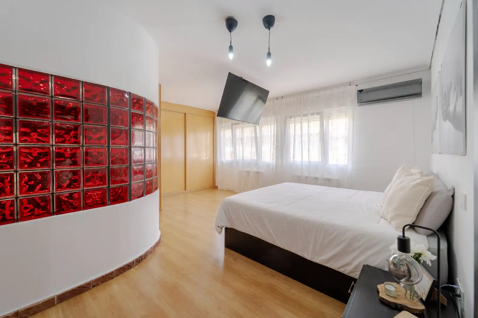 Habitación de Casa adosada en venta en Casarrubios del Monte con Aire acondicionado, Calefacción y Jardín privado