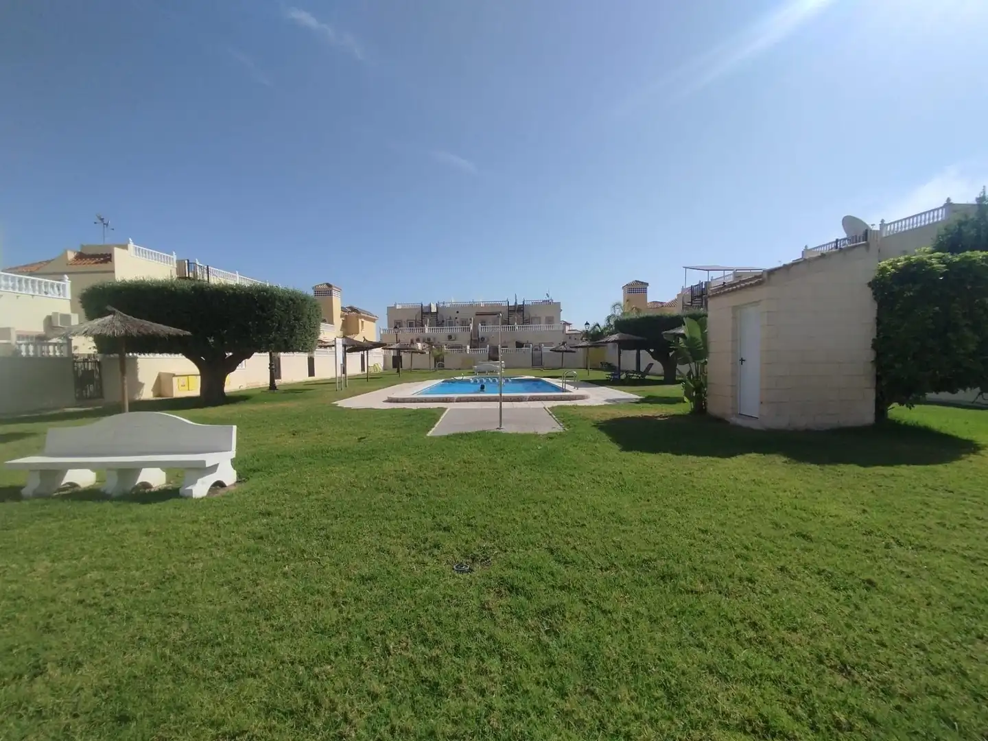 Piscina de Apartament en venda en Orihuela amb Aire condicionat, Calefacció i Jardí privat