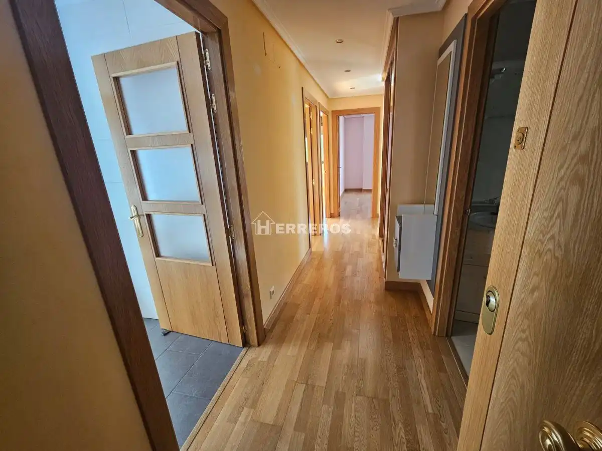 Pis en venda en  Logroño amb Calefacció, Parquet i Traster
