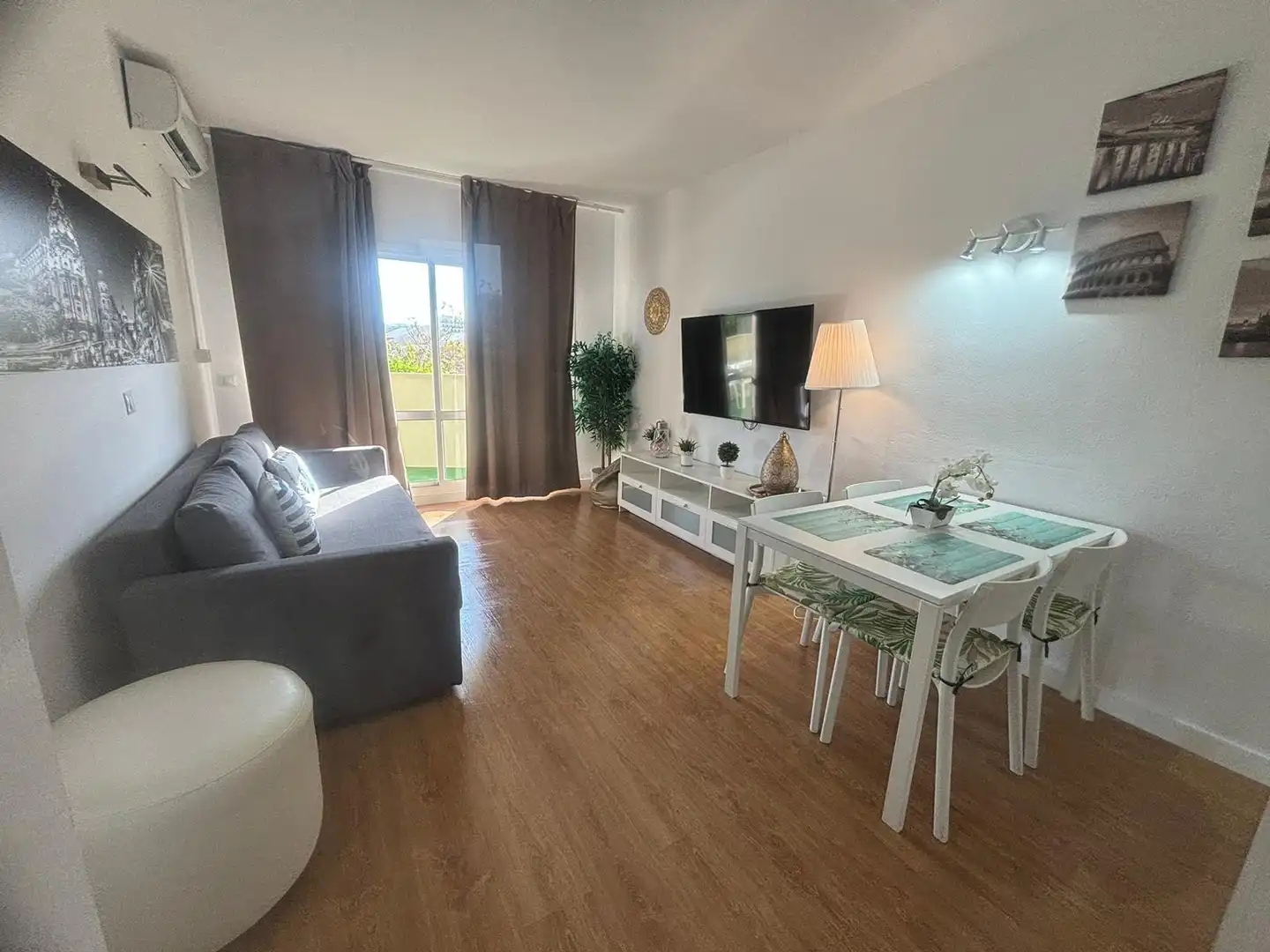Sala d'estar de Apartament en venda en Benalmádena amb Aire condicionat, Jardí privat i Terrassa