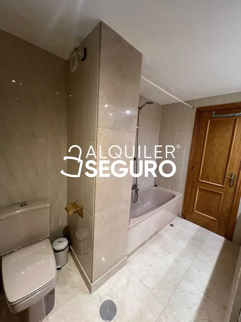 Baño de Piso de alquiler en Fuencarral - El Pardo