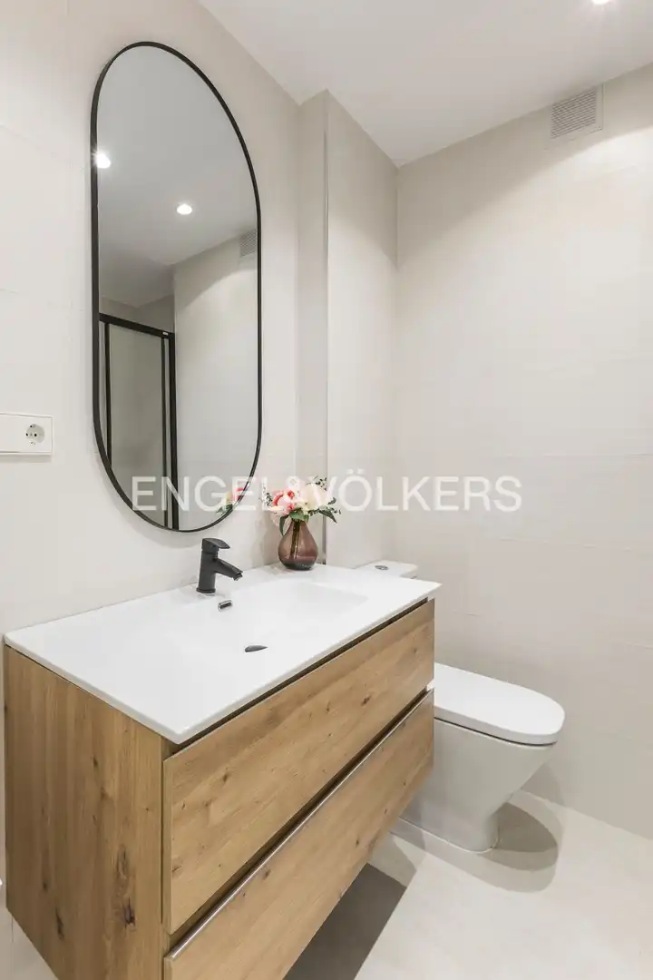 Bathroom of Flat for sale in Madrid  with Air Conditioner, Heating and Terrace