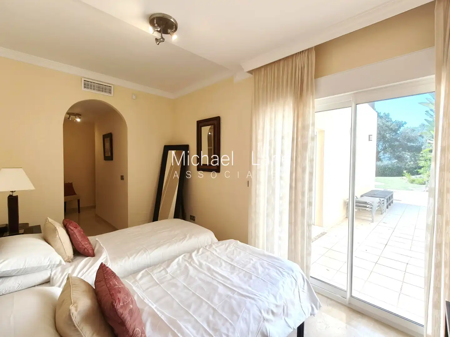 Schlafzimmer von Erdgeschoss zum Verkauf in Sotogrande mit Klimaanlage, Privatgarten und Terrasse