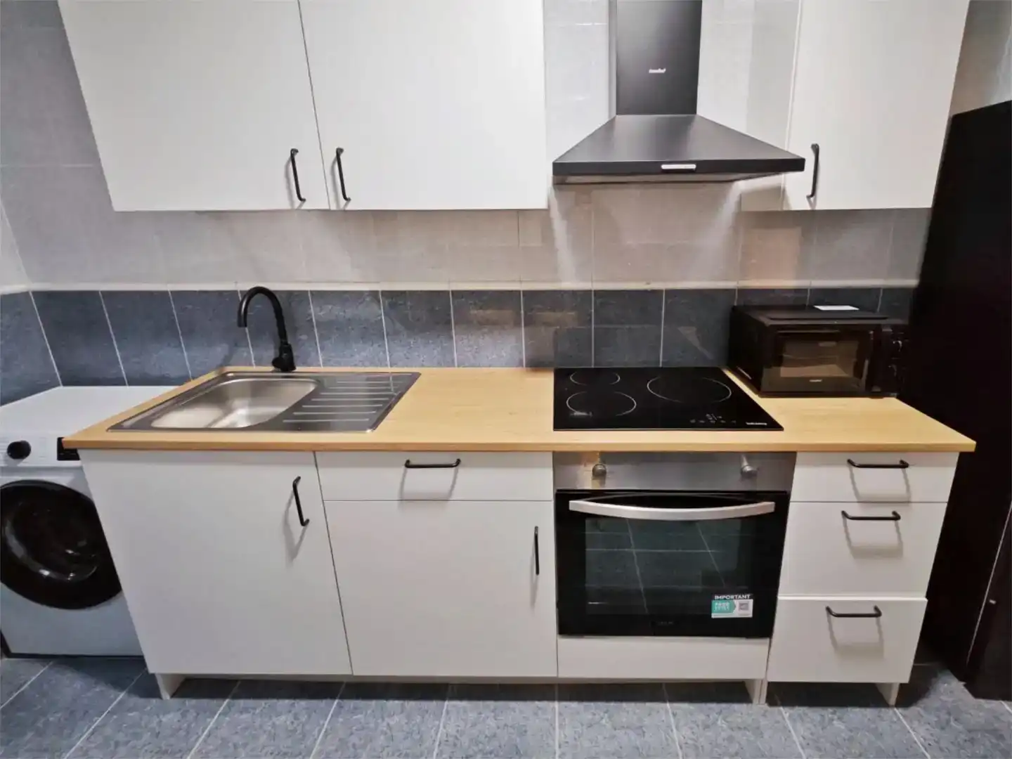Kitchen of Flat for share in León Capital   with Storage room and Furnished