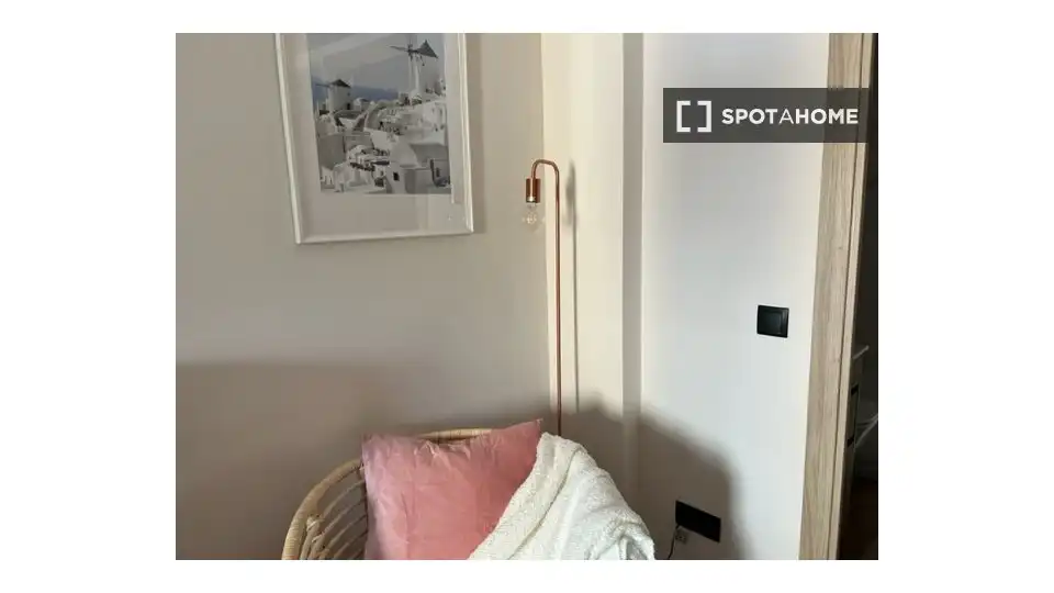 Dormitori de Pis de lloguer en Madrid amb Aire condicionat, Calefacció i Moblat