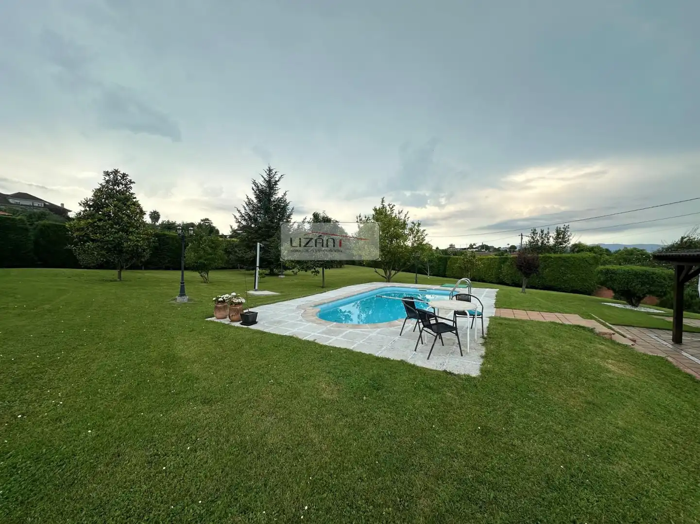 Piscina de Casa o xalet en venda en Oviedo  amb Calefacció, Jardí privat i Terrassa