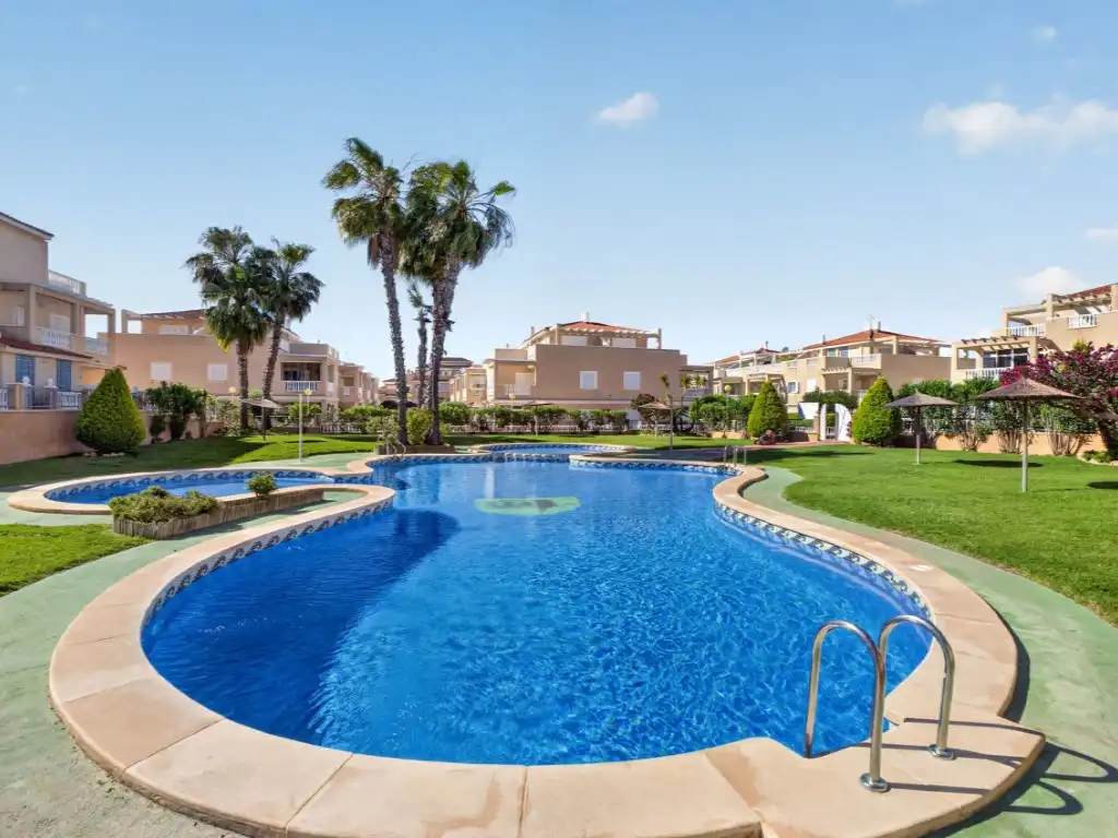 Piscina de Casa o xalet en venda en Orihuela amb Aire condicionat, Jardí privat i Piscina comunitària