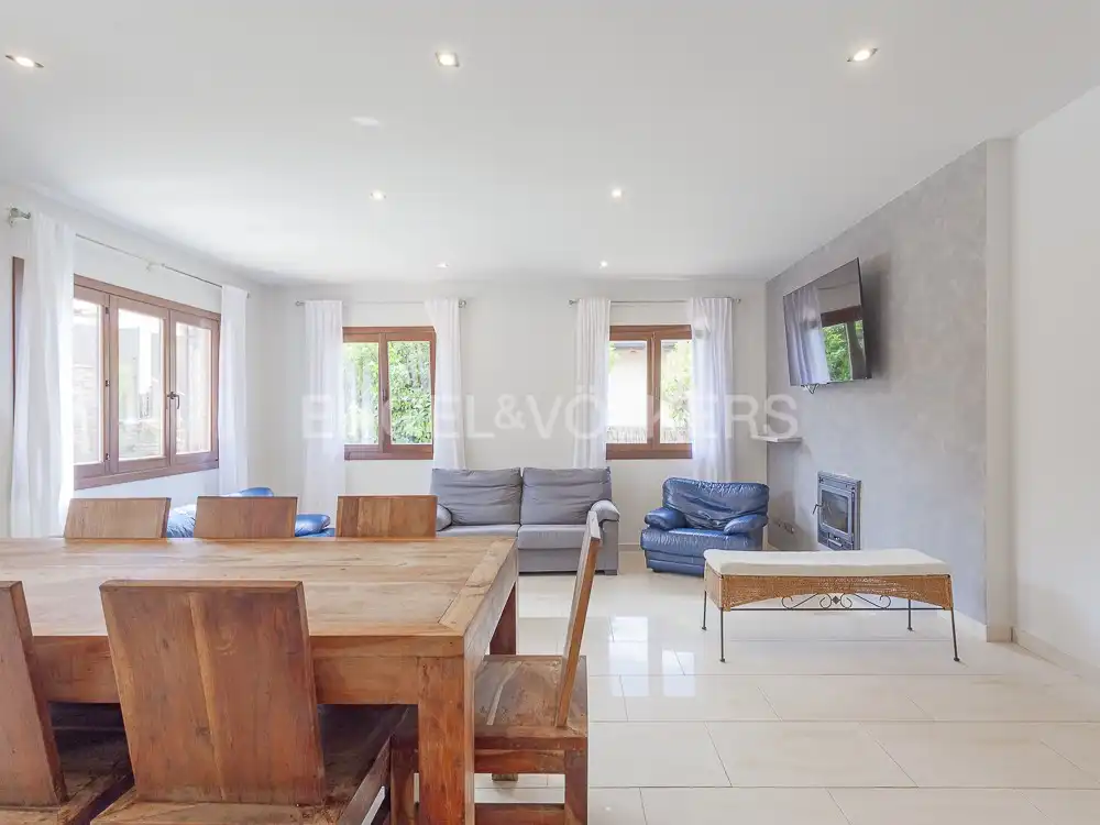 Sala d'estar de Casa o xalet en venda en Cubelles amb Aire condicionat, Calefacció i Jardí privat