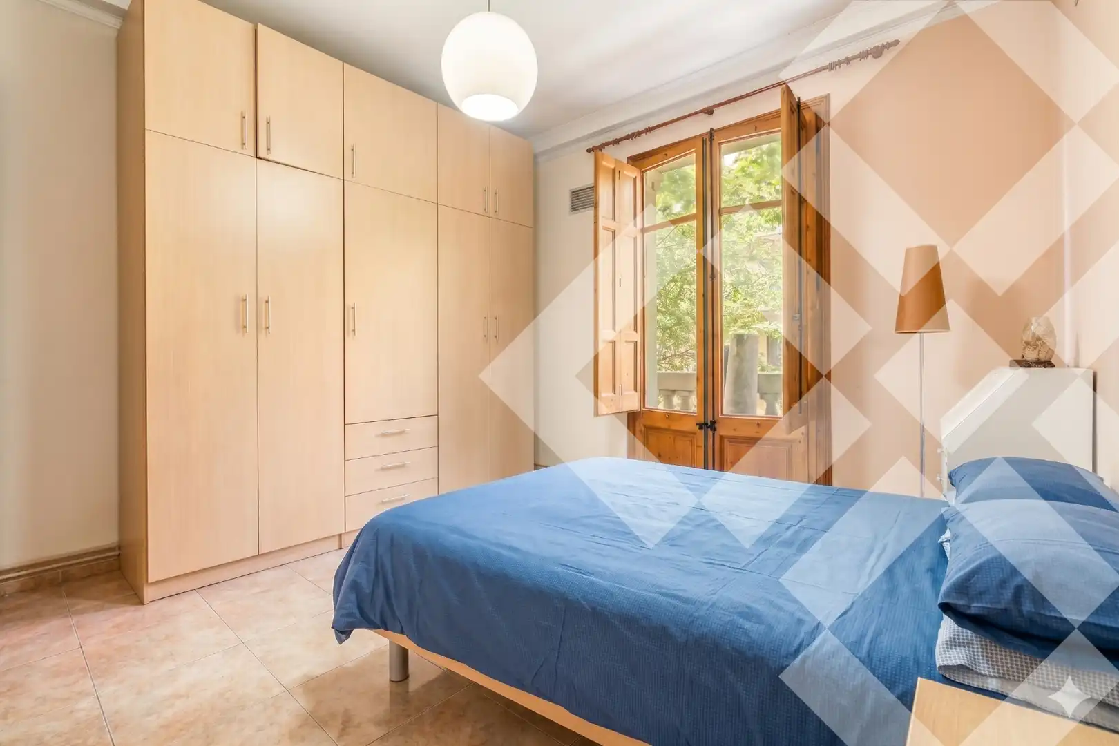 Schlafzimmer von Wohnung zum Verkauf in Barcelona mit Heizung, Ofen und Balkon
