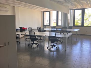 Office space with lift to rent in Almutamid