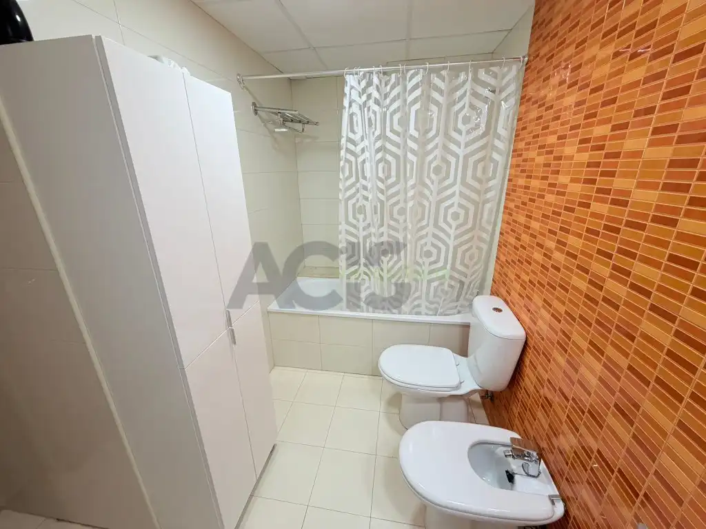 Badezimmer von Wohnung zur Miete in L'Alcúdia mit Klimaanlage und Balkon