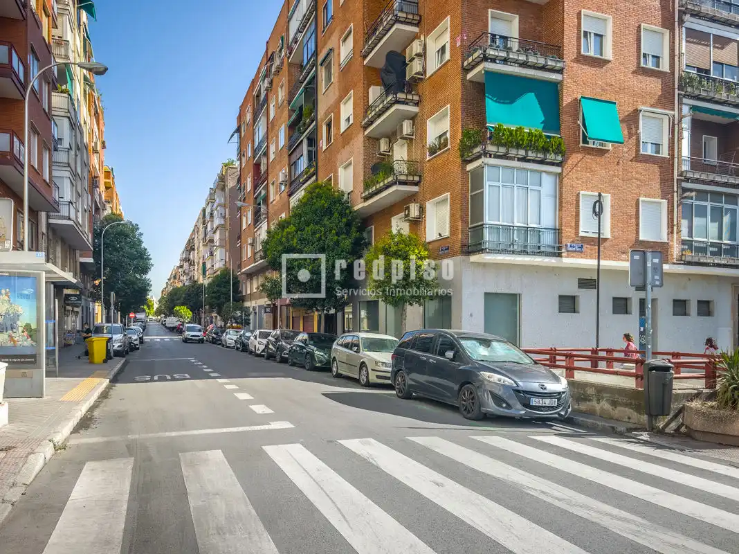 Vista exterior de Local de lloguer en Madrid amb Aire condicionat