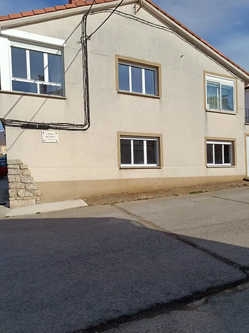 Vista exterior de Casa o xalet en venda en Barruelo de Santullán amb Calefacció, Parquet i Terrassa