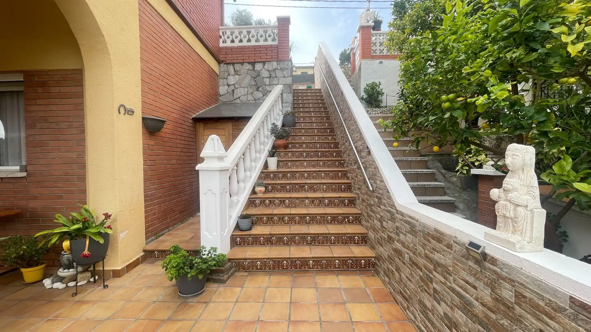 Vista exterior de Casa o xalet en venda en Rubí amb Calefacció, Jardí privat i Terrassa