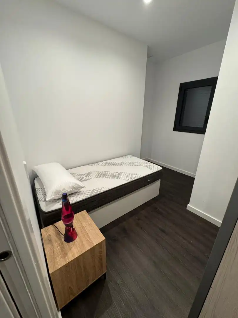 Schlafzimmer von Erdgeschoss zur Miete in Cornellà de Llobregat mit Klimaanlage, Heizung und Möbliert