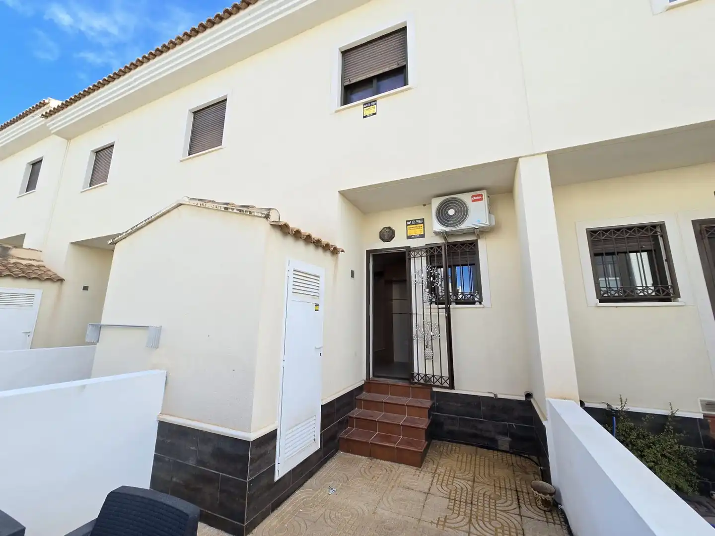 Vista exterior de Casa adosada en venda en Rojales amb Jardí privat, Traster i Piscina comunitària