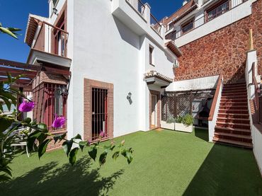 Casa aparellada amb balcó en venda a Calle DOÑANA 46