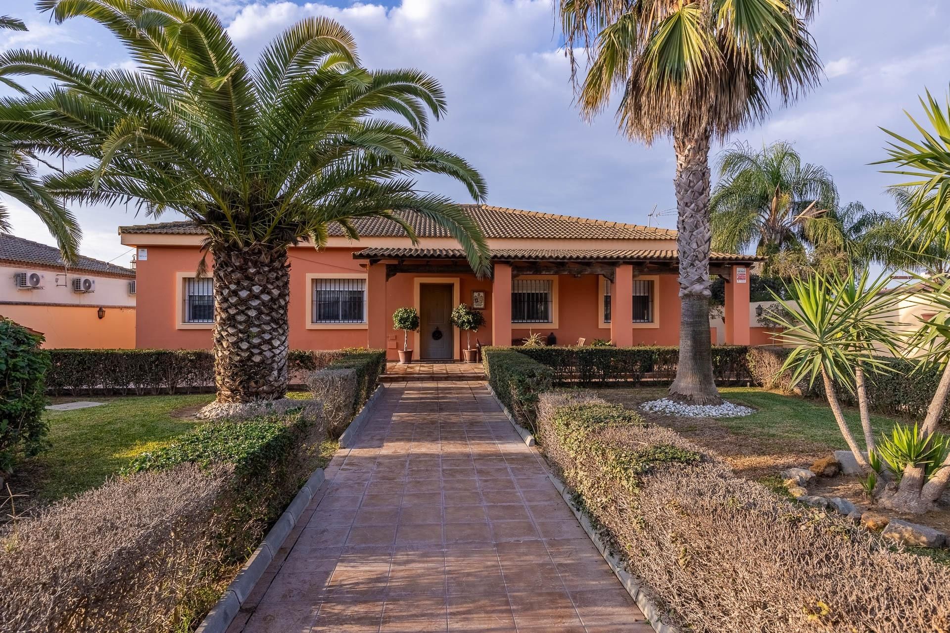 Vista exterior de Casa o xalet en venda en Coria del Río amb Aire condicionat, Calefacció i Jardí privat