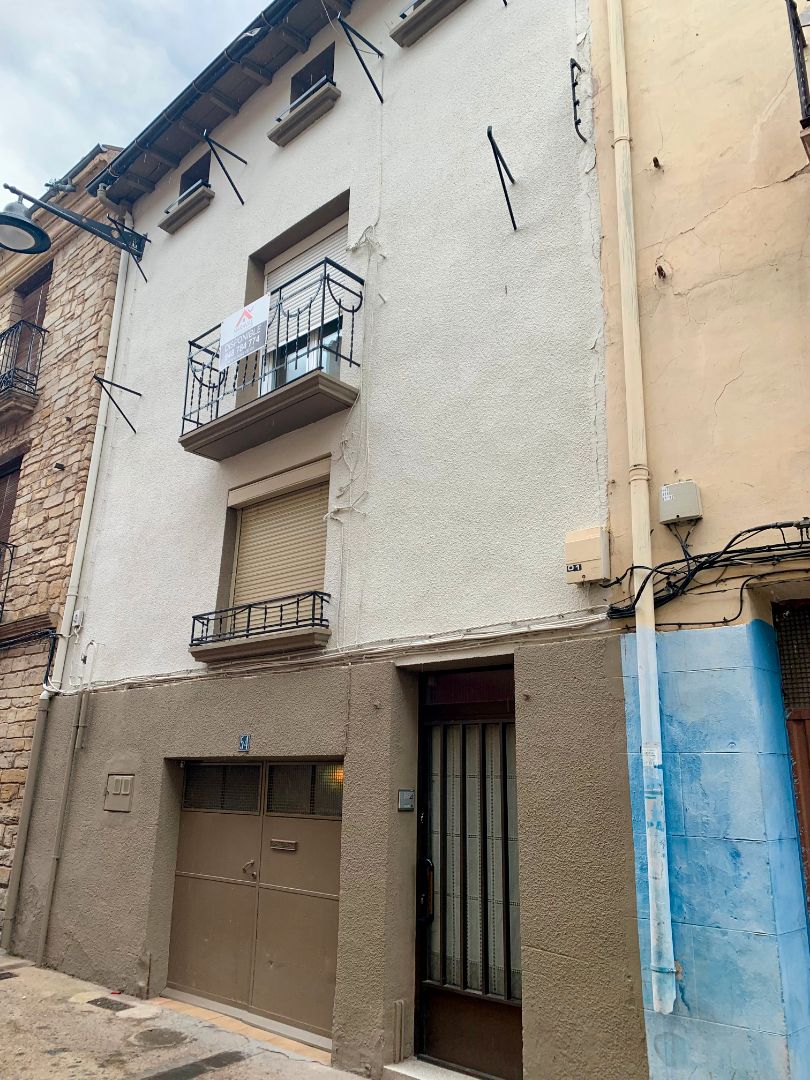 Vista exterior de Casa adosada en venda en Lodosa amb Calefacció, Terrassa i Moblat