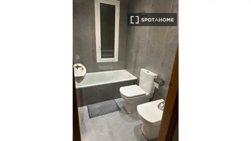 Badezimmer von Wohnung zur untervermieten in Sant Adrià de Besòs mit Klimaanlage, Terrasse und Möbliert