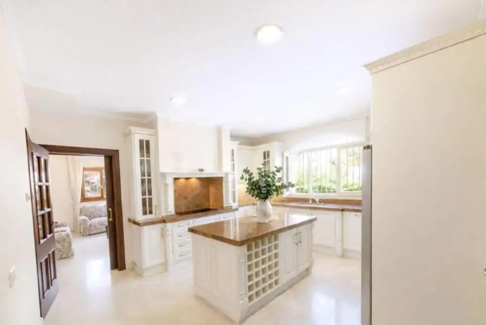Cuina de Casa o xalet de lloguer en Marbella amb Aire condicionat, Jardí privat i Terrassa