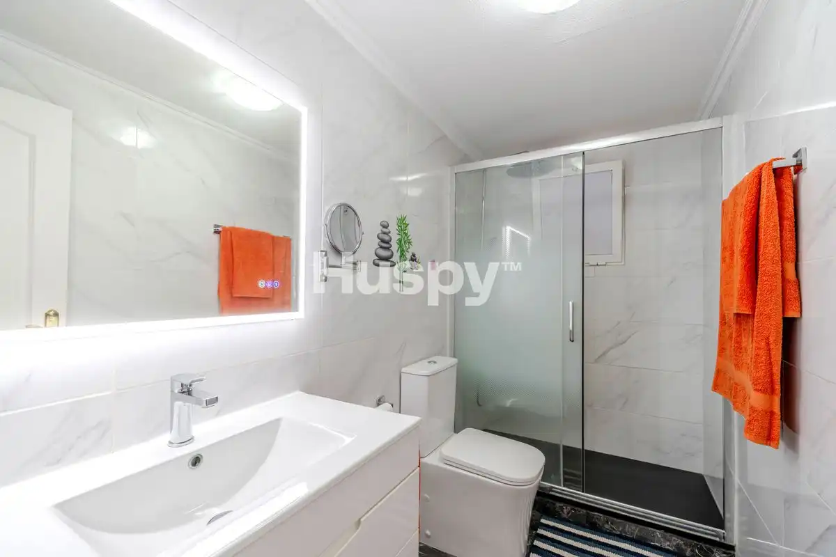 Bathroom of Flat for sale in Torrevieja  with Air Conditioner, Heating and Terrace