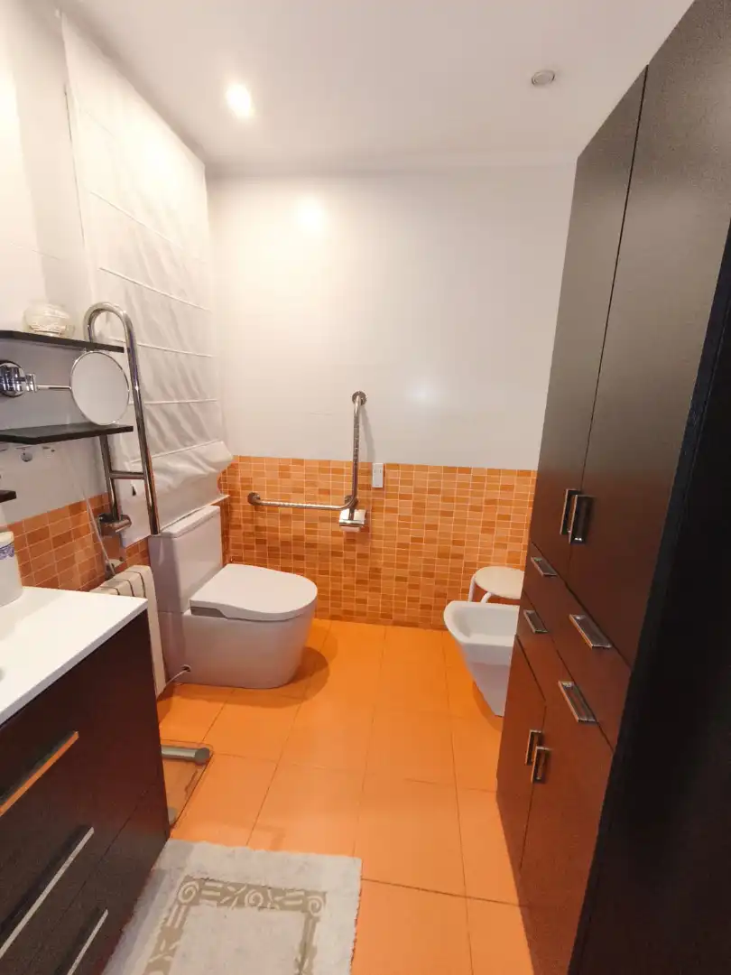 Badezimmer von Wohnung zum Verkauf in Ourense Capital  mit Heizung, Parkett und Ofen