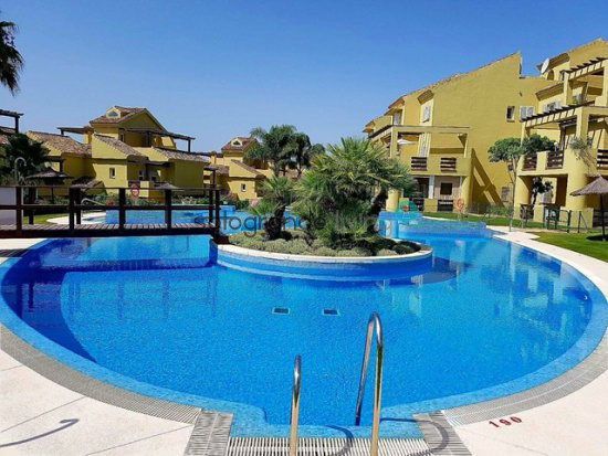 Piscina de Apartament de lloguer en Sotogrande amb Aire condicionat, Calefacció i Terrassa