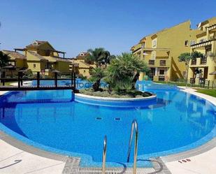 Piscina de Apartament de lloguer en Sotogrande amb Aire condicionat, Calefacció i Terrassa