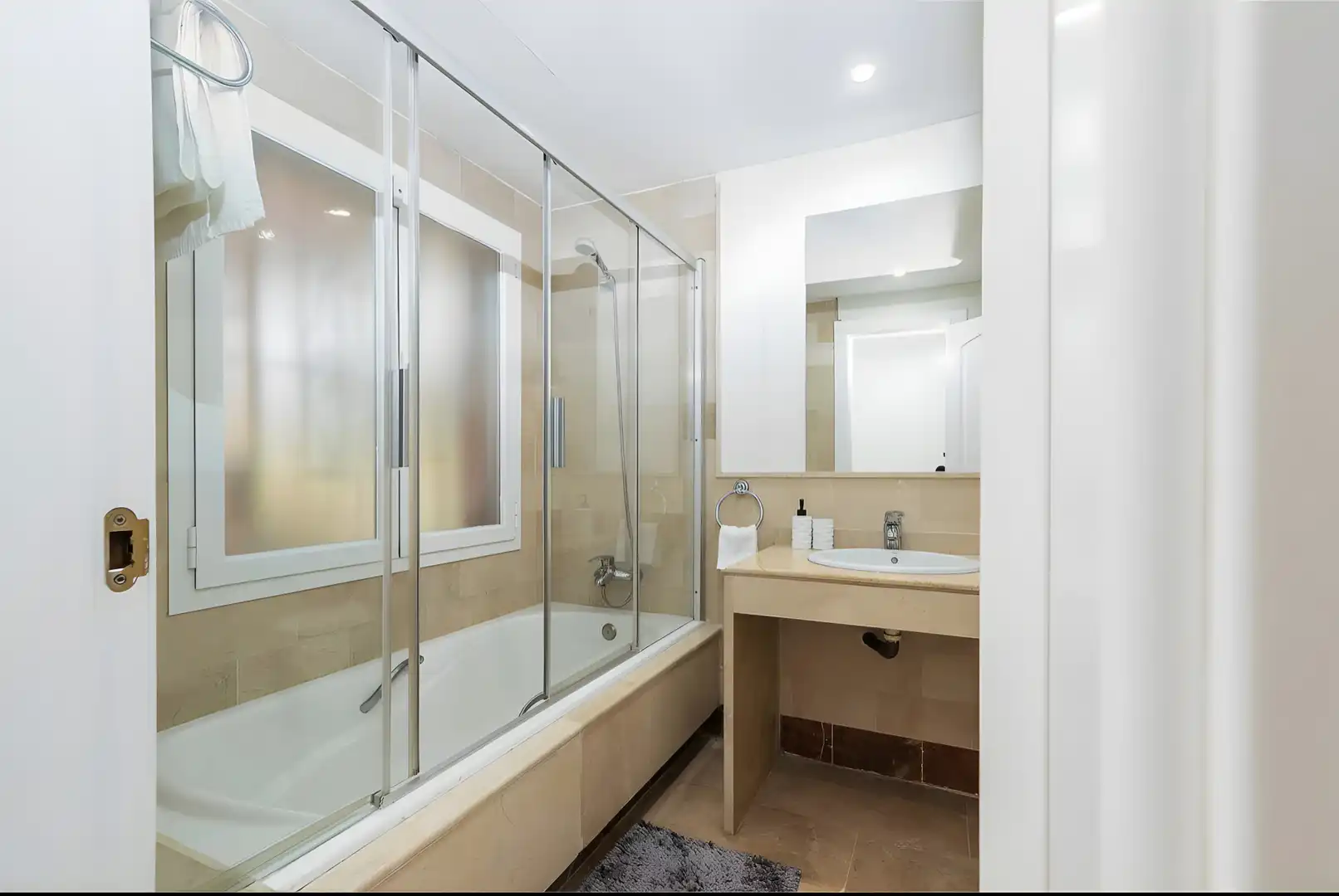 Bathroom of Apartments for rent in Marbella  with Air Conditioner, Terrace and Swimming Pool