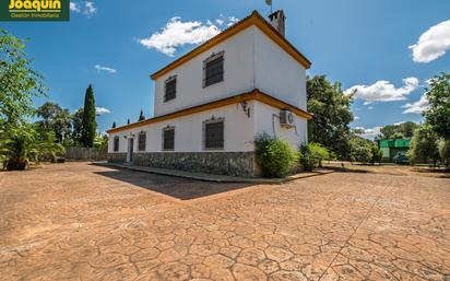 Vista exterior de Casa o xalet en venda en La Carlota amb Calefacció, Jardí privat i Piscina