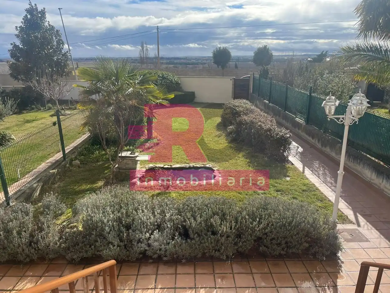 Jardín de Casa adosada en venta en Cabrerizos con Calefacción, Jardín privado y Piscina comunitaria