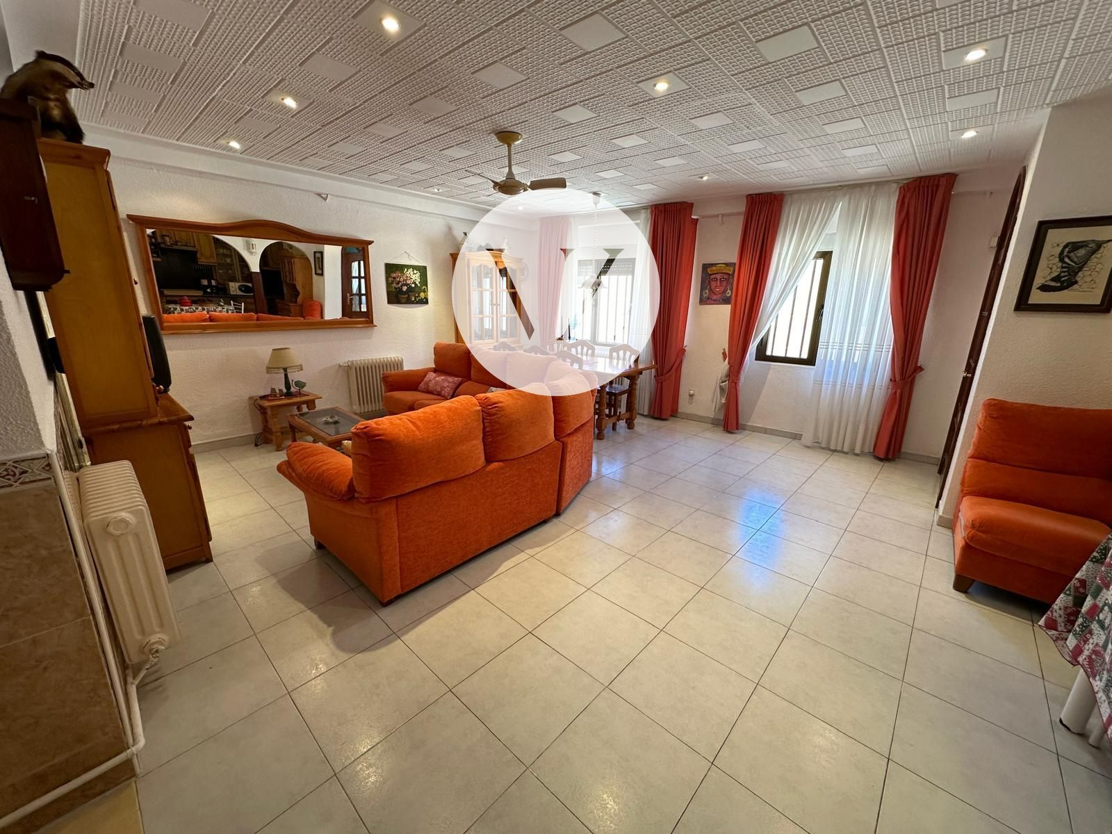 Sala d'estar de Casa adosada en venda en Villaflores amb Terrassa, Forn i Rentadora