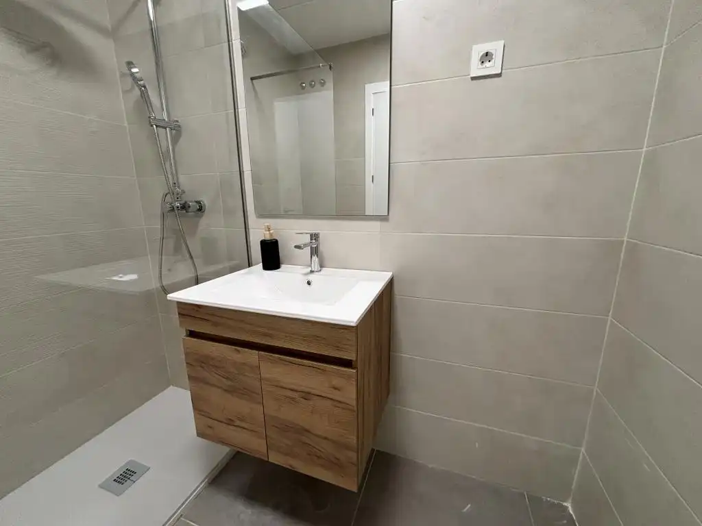 Bany de Estudi de lloguer en Madrid amb Aire condicionat, Moblat i Piscina comunitària