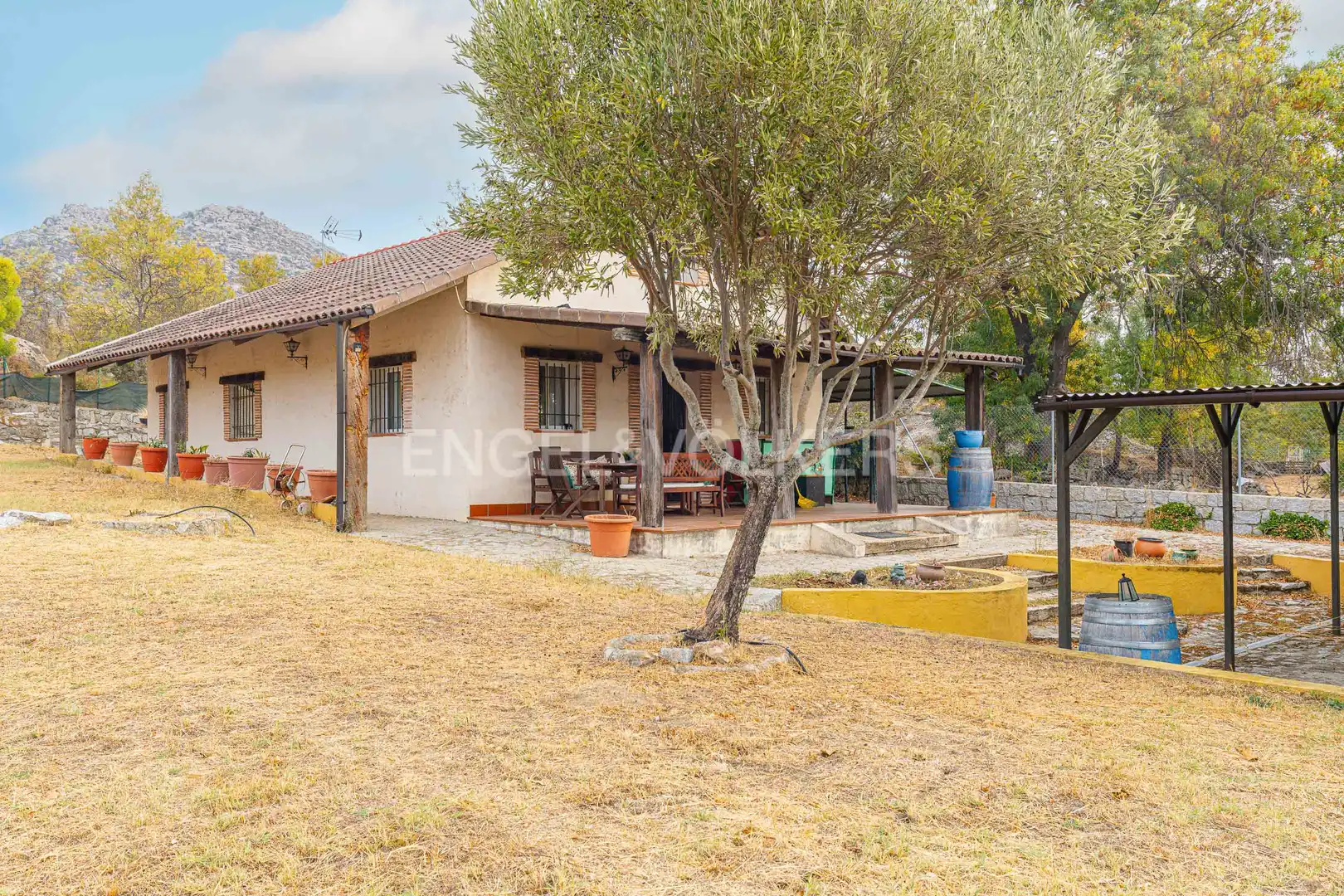 Vista exterior de Casa o xalet en venda en Zarzalejo amb Calefacció, Jardí privat i Terrassa