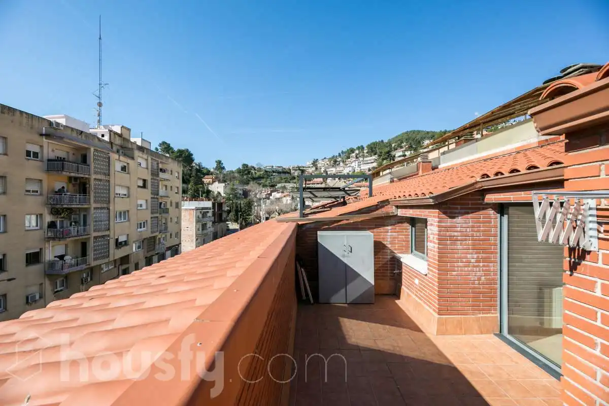 Vista exterior de Dúplex en venda en Vallirana amb Calefacció, Terrassa i Balcó
