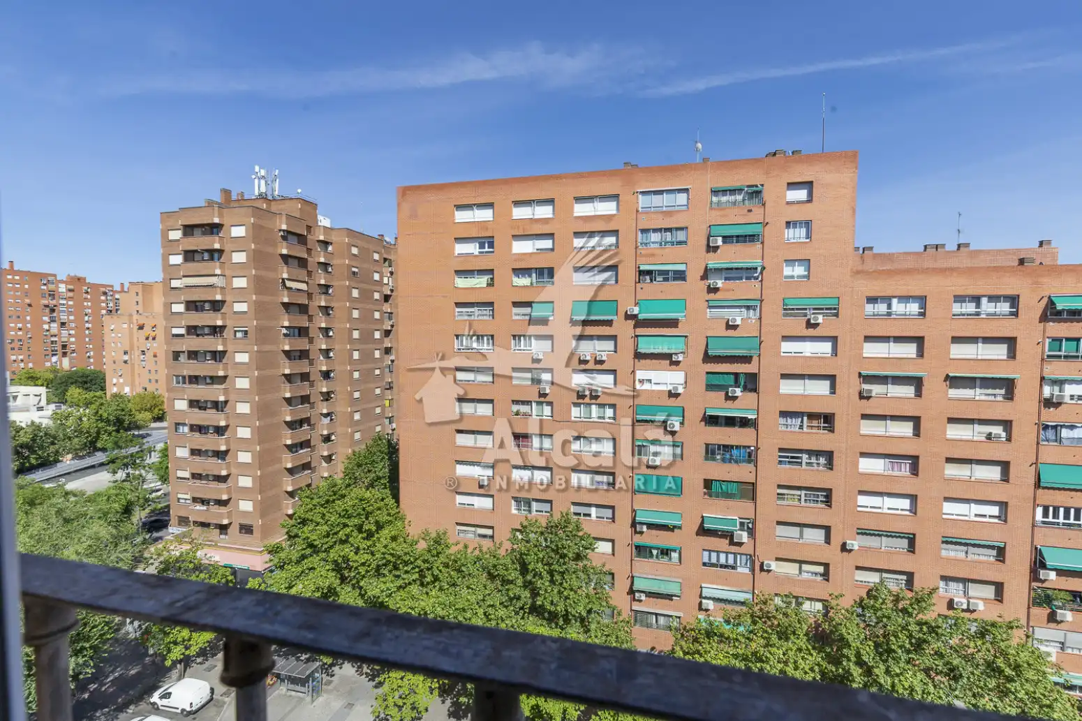 Vista exterior de Piso en venta en Madrid con Calefacción y Terraza