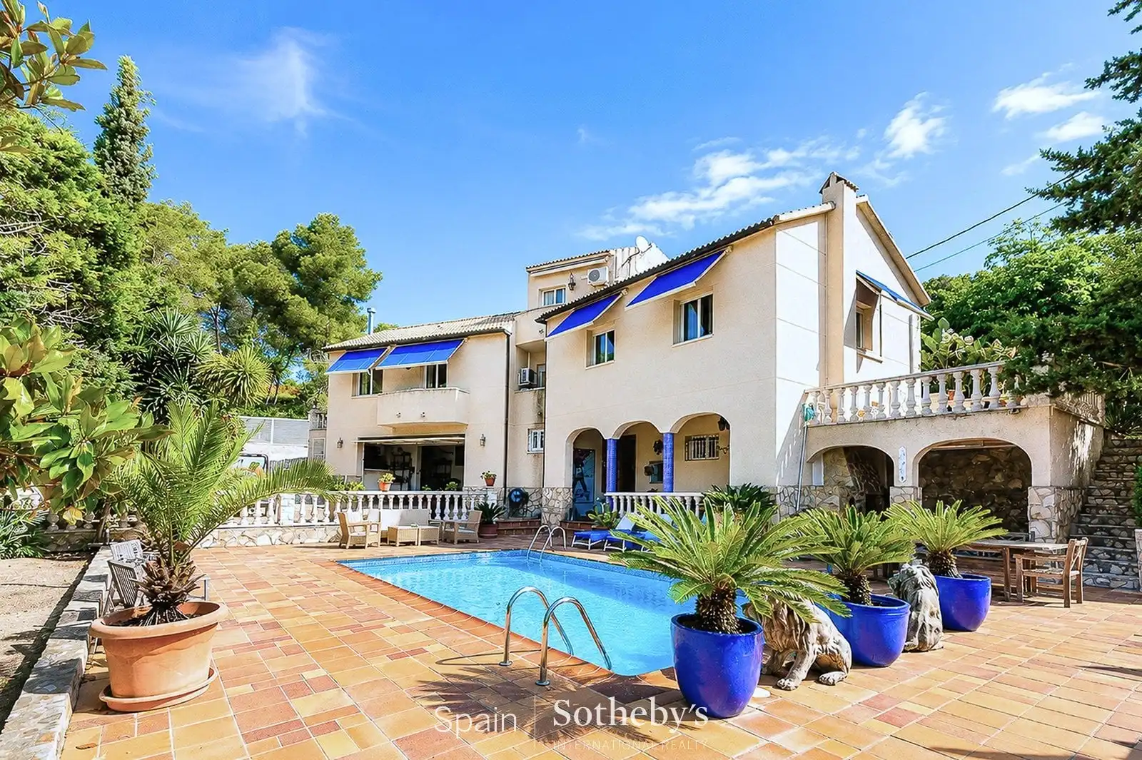 House with pool for sale in Olivella