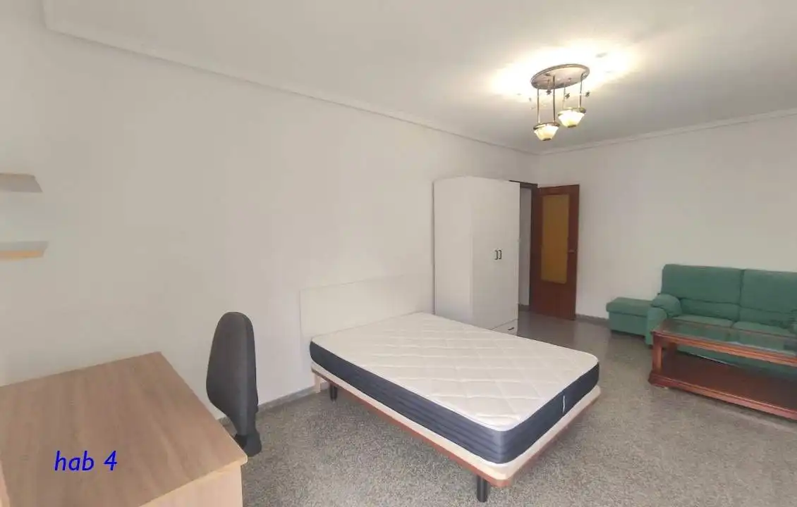 Bedroom of Flat for share in Elche / Elx