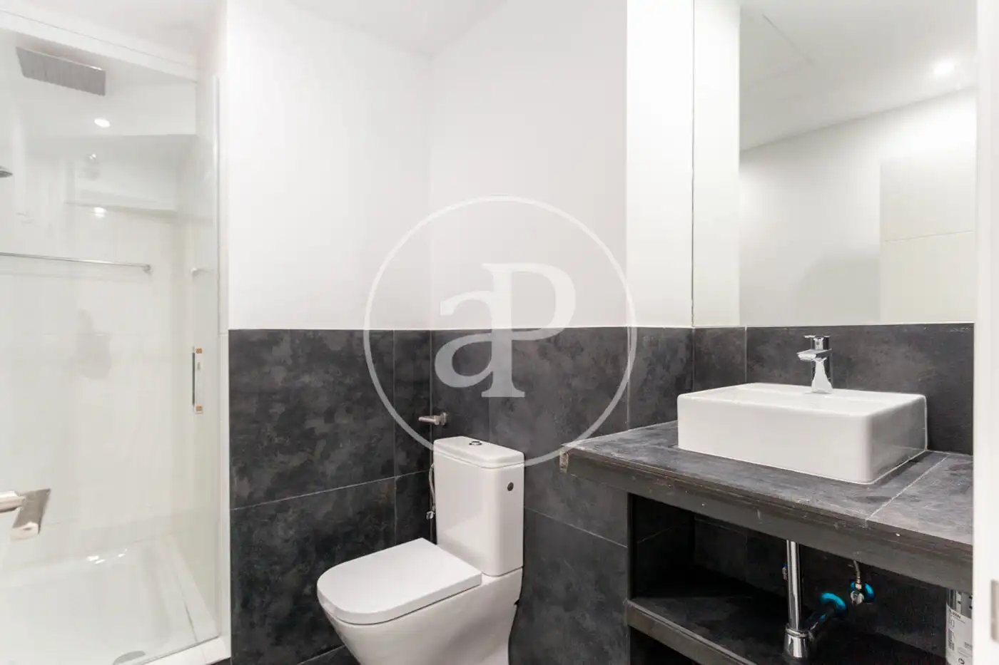 Badezimmer von Dachboden zur Miete in Madrid mit Klimaanlage, Heizung und Terrasse