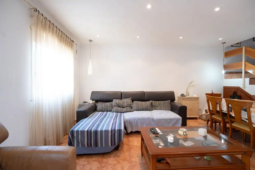Sala d'estar de Casa adosada en venda en Moncada amb Calefacció, Terrassa i Traster