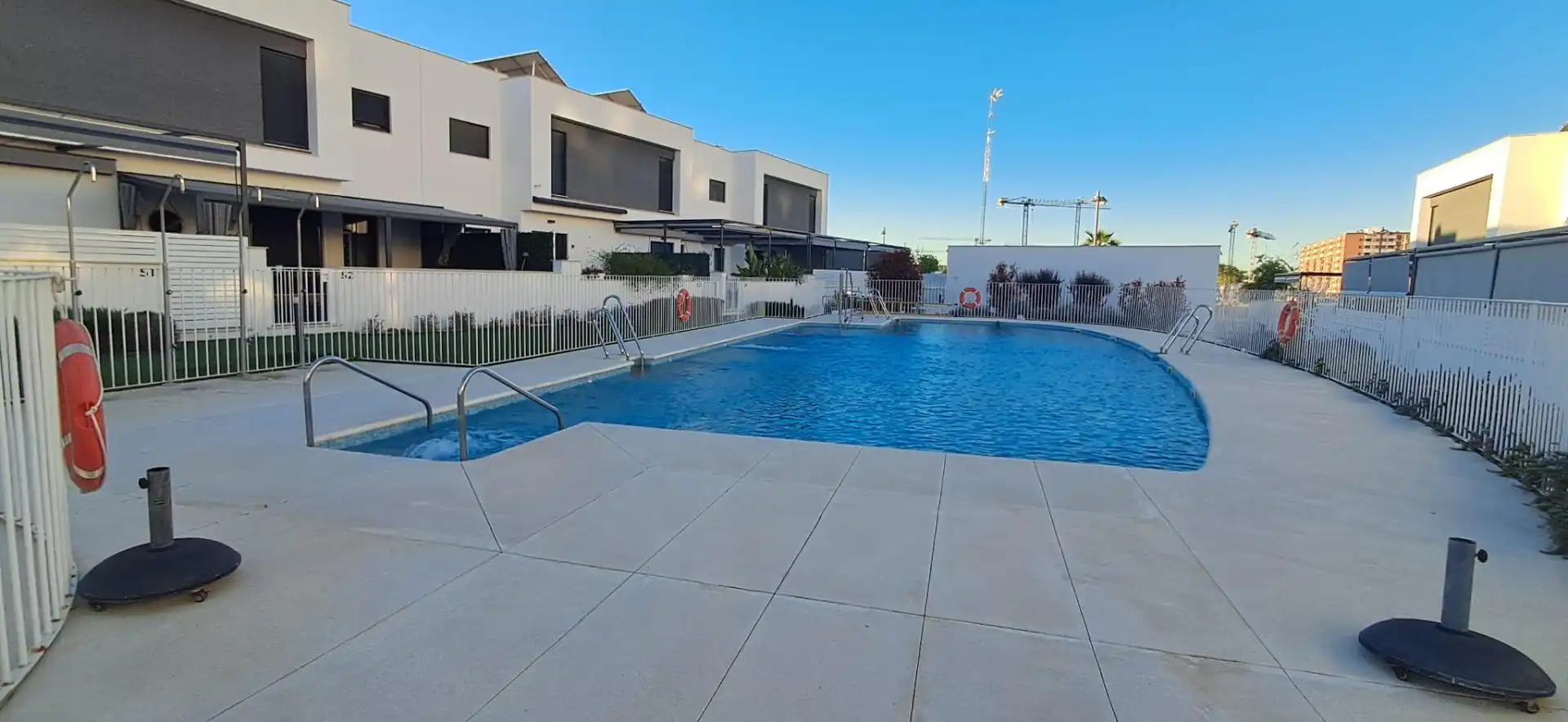 Piscina de Casa adosada en venda en Dos Hermanas amb Aire condicionat, Jardí privat i Parquet
